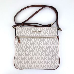 Michael Kors Bedford Signature Flat Crossbody - Vanilla